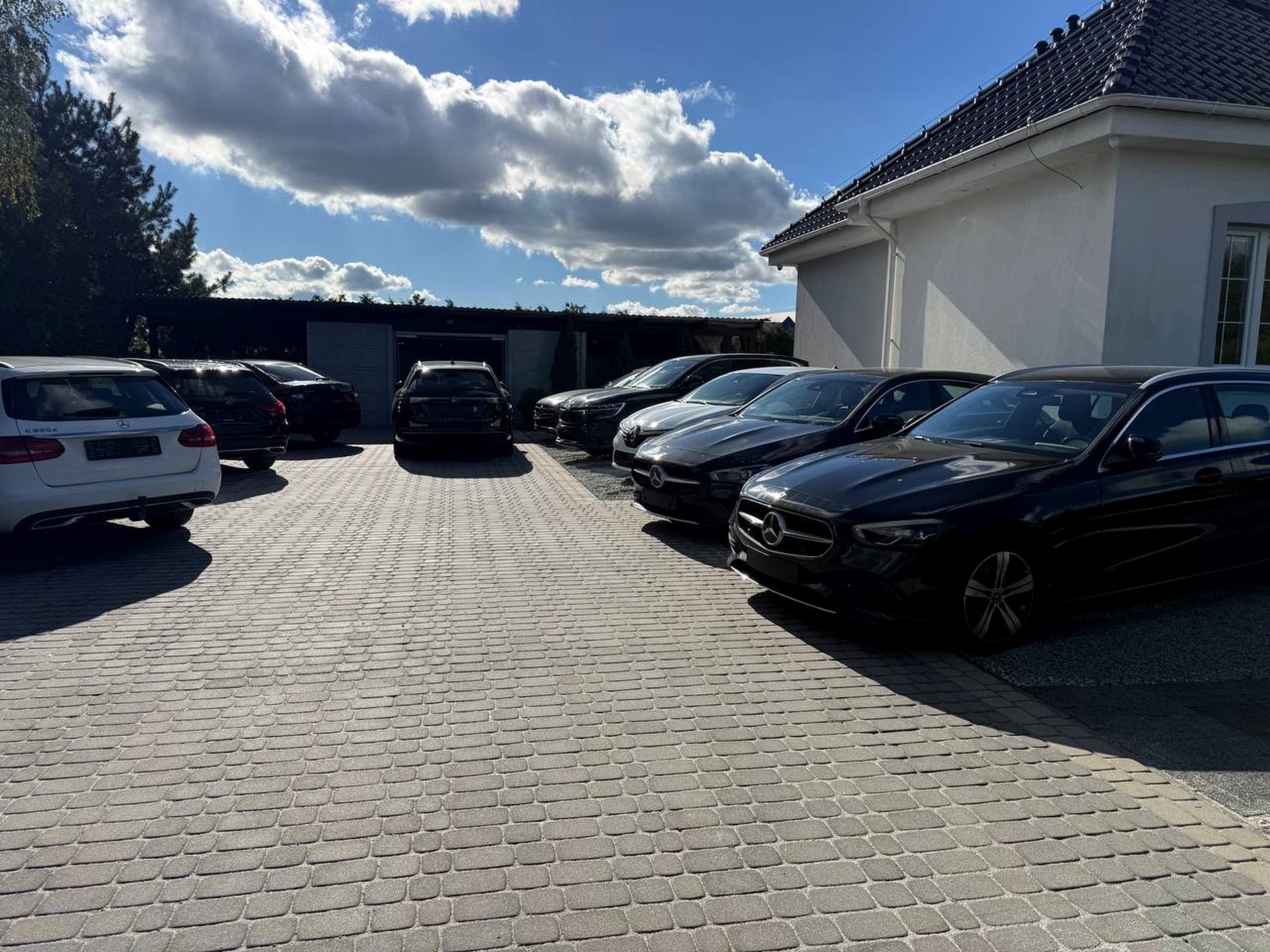 Parking Dilan Group — samochody przed siedzibą firmy